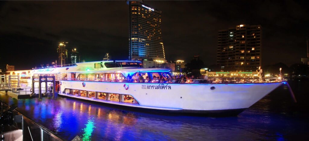 Cruise and dinner on the Chao Phraya River